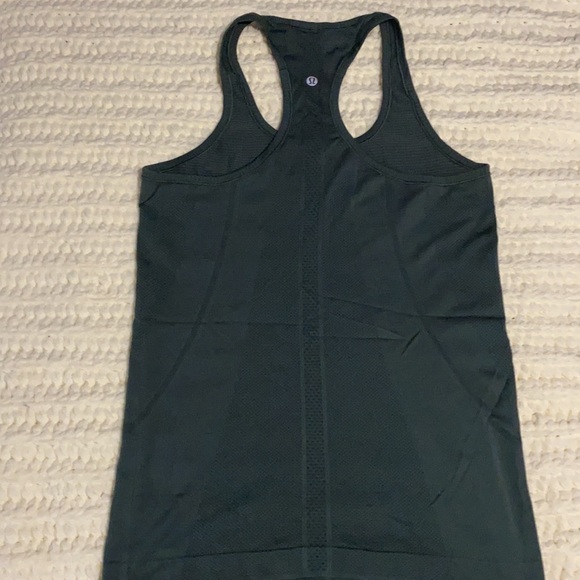 Lululemon tank top size 8 - Picture 2 of 3